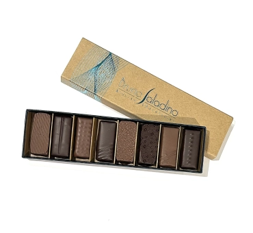 Réglette d'un assortiment de 8 bonbons de chocolat